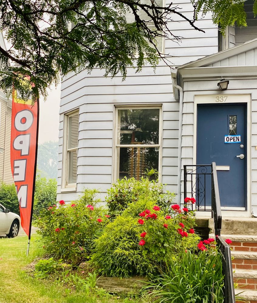 Perl Eyes Optical Store Logo